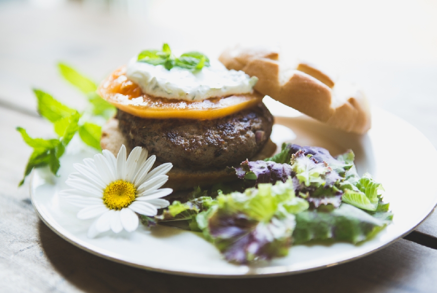 Hamburger di pollo stile greco con salsa tzatziki