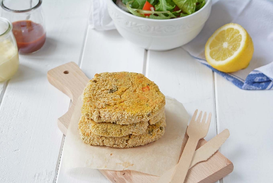 Bistecca di ceci senza carne vegana di fusione asiatica, guarnita con  carote, zucchine e riso bianco morbido Foto stock - Alamy