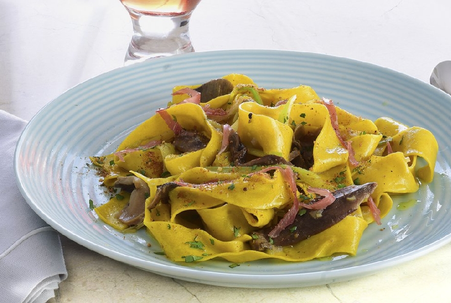 Ricetta Pappardelle con funghi porcini, porri e speck - Manjoo