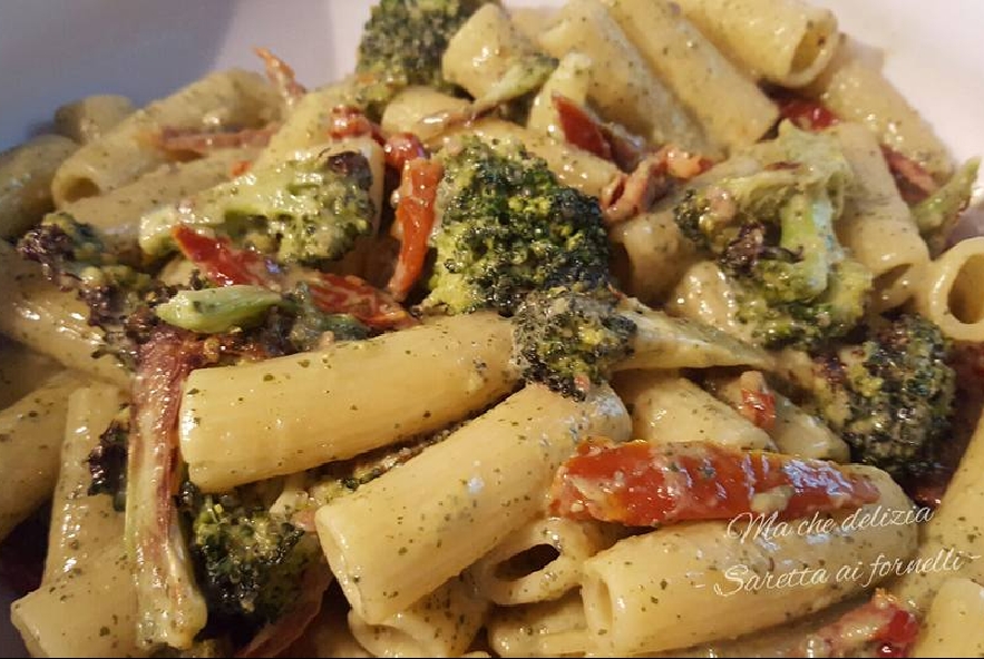 Rigatoni Al Pesto Con Broccoli E Pomodori Secchi - Manjoo