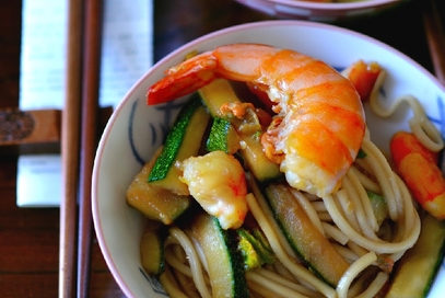 Noodles con gamberi e verdure