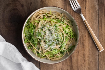 Spaghettoni con asparagi e basilico