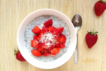 Budino di chia con cocco e fragole