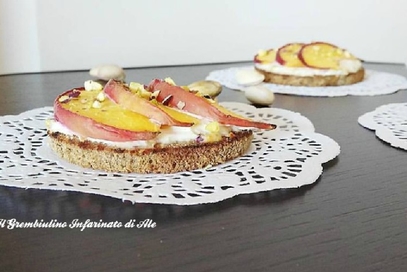 Bruschette dolci allo yogurt greco e pesche