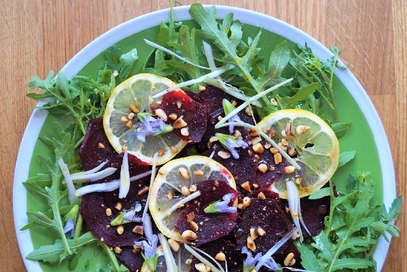 Carpaccio di barbabietola rossa e fiori di salvia