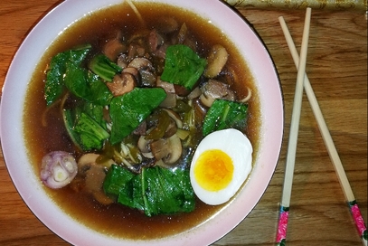 Pak choi zuppa con champignon e manzo